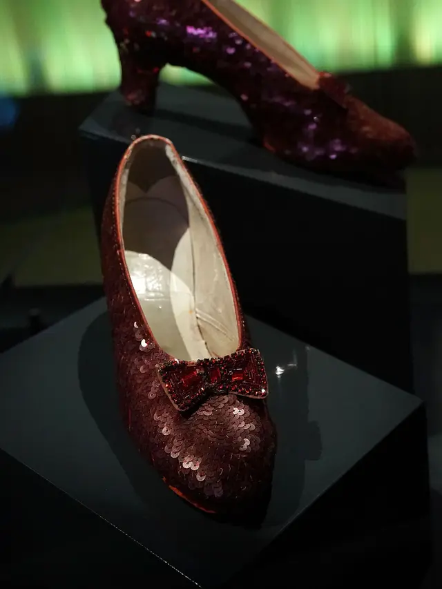 Cetak Rekor, Sepasang Sepatu Ruby Judy Garland di Film The Wizard of Oz Terjual Lebih dari Rp444 Miliar